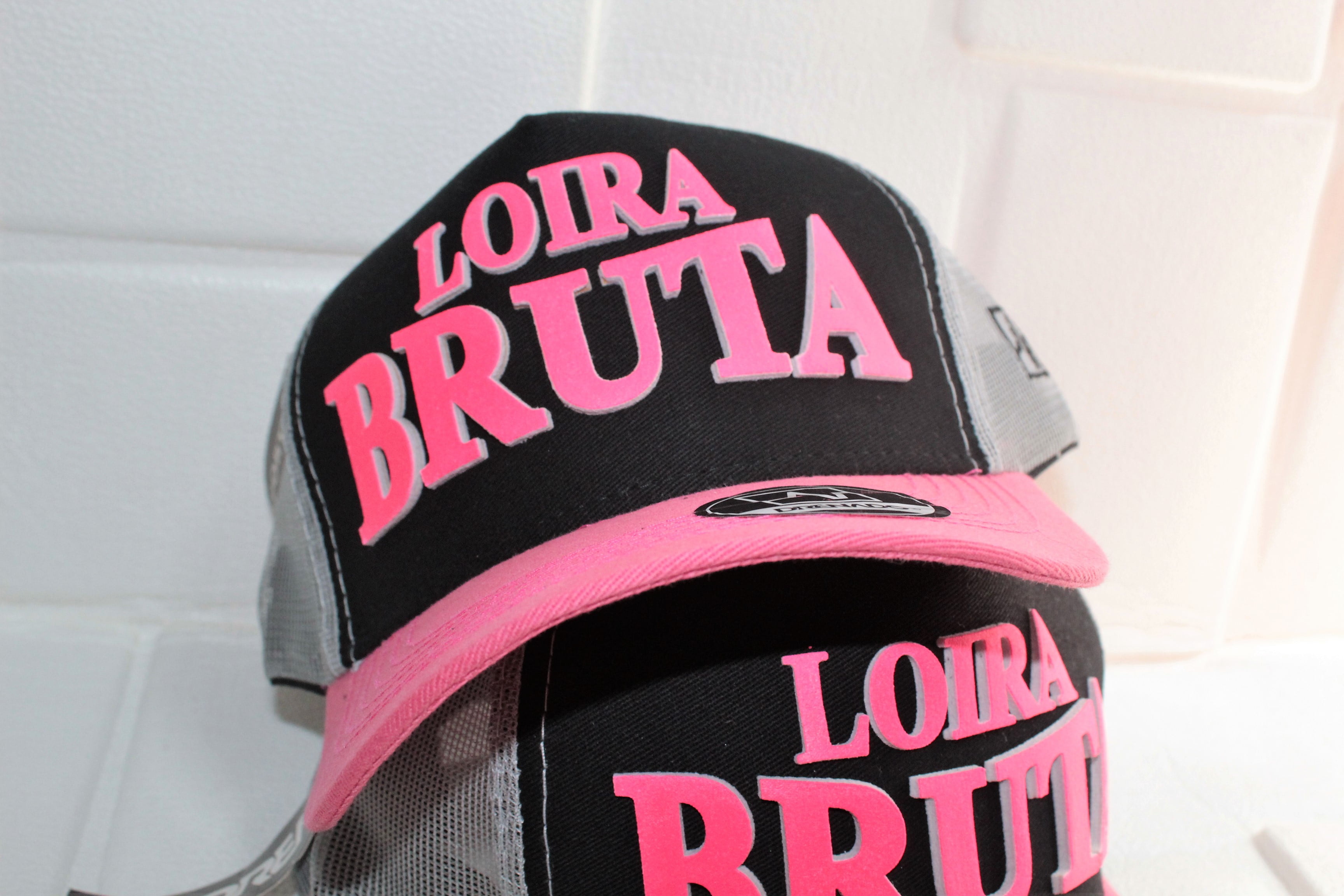 Loira de boné