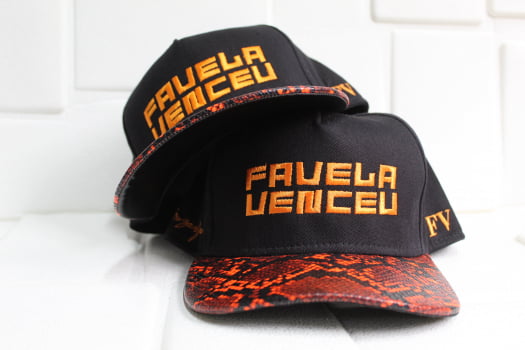 Boné favela Venceu - aba cobra laranja.